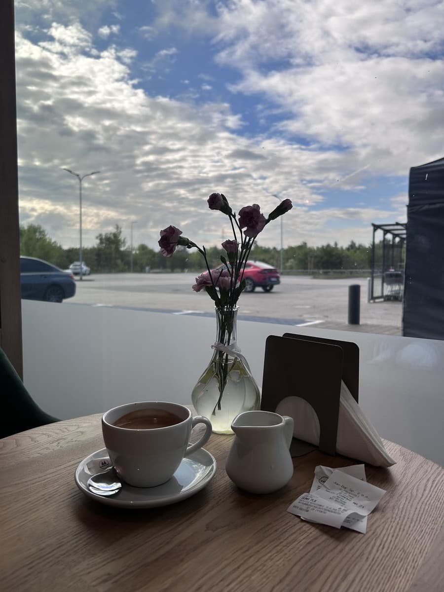 Coffee with flowers at a café table